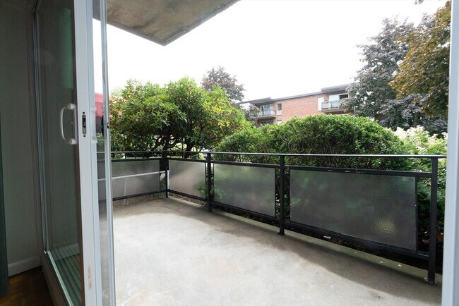 Building Photo - 44 Broadlawn Park