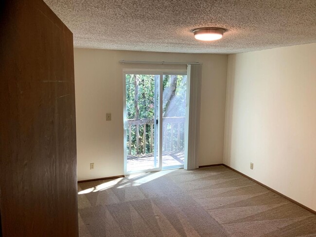 Building Photo - Two Bedroom Duplex in South Hills Area
