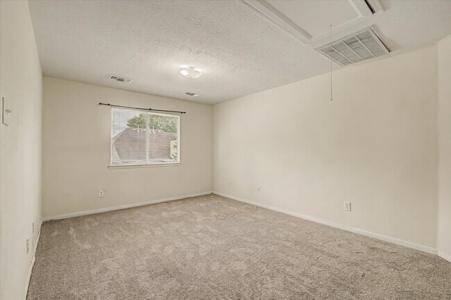 Building Photo - 10840 Sycamore Dr N