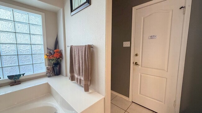 Building Photo - 13806 Primavera Dr