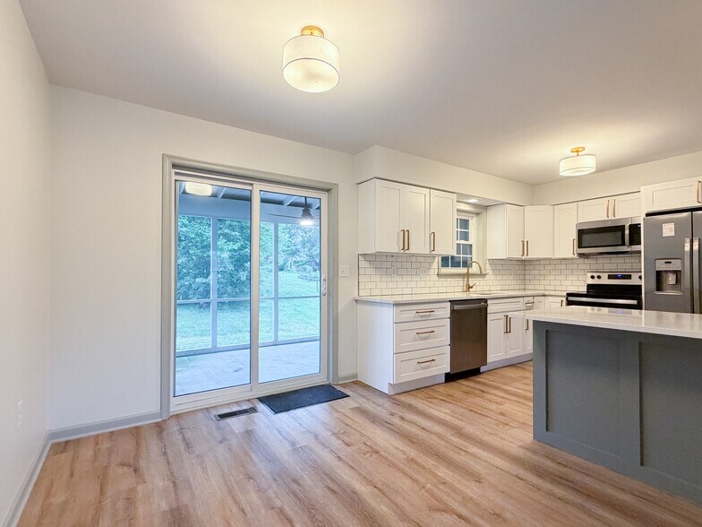 Building Photo - 425 Deerfield Dr