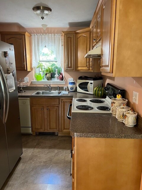 Galley kitchen with dishwasher - 812 Foundry St
