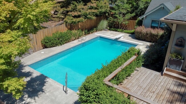 Building Photo - Gorgeous 3 BR + Office & 2 BA Home in the John Landings neighborhood with a heated pool!