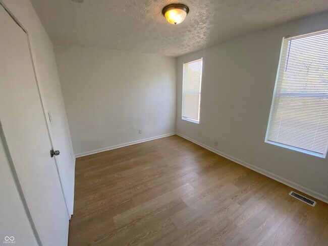 Building Photo - 2531 Unit A E 10th St