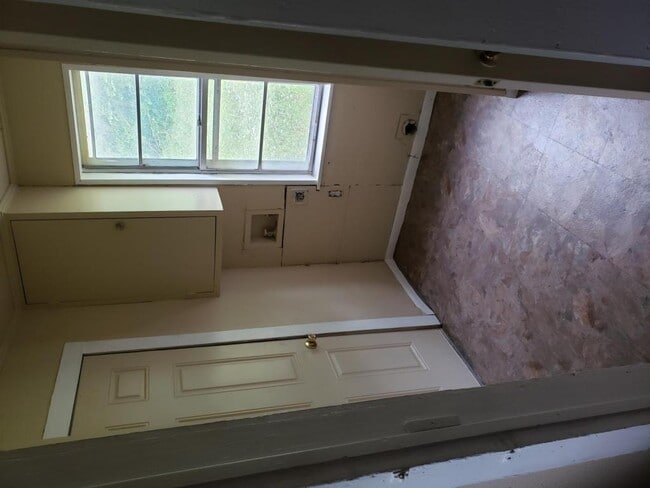 Building Photo - 319 E Nelson St