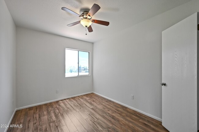 Building Photo - 729 E Cochise Dr
