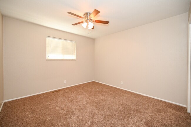Building Photo - Duplex in Sandy - Available NOW!