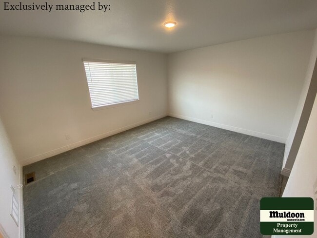 Building Photo - Nice townhome perfect for entertaining! Av...