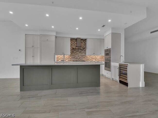 Building Photo - 4810 Pelican Colony Blvd