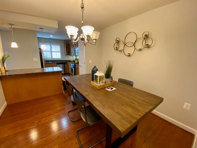 dining space - 4149 S Four Mile Run Dr