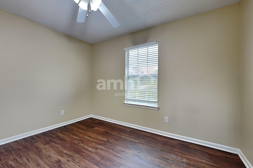 Building Photo - 14 Willow Lakes Dr