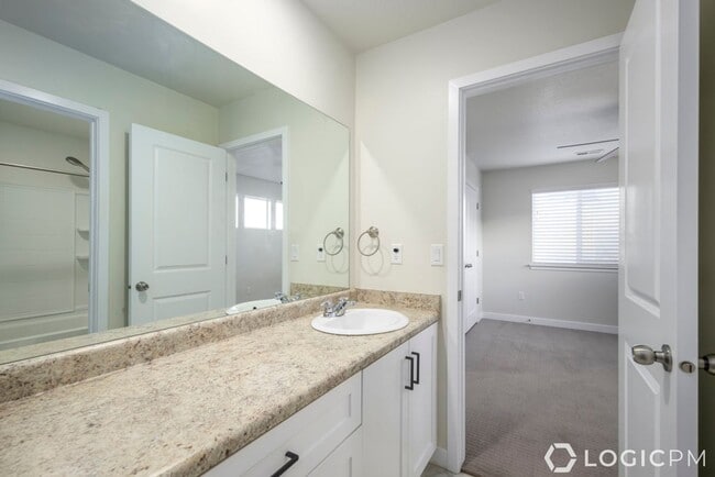 Building Photo - Stunning Row-End Townhome In Excellent Loc...
