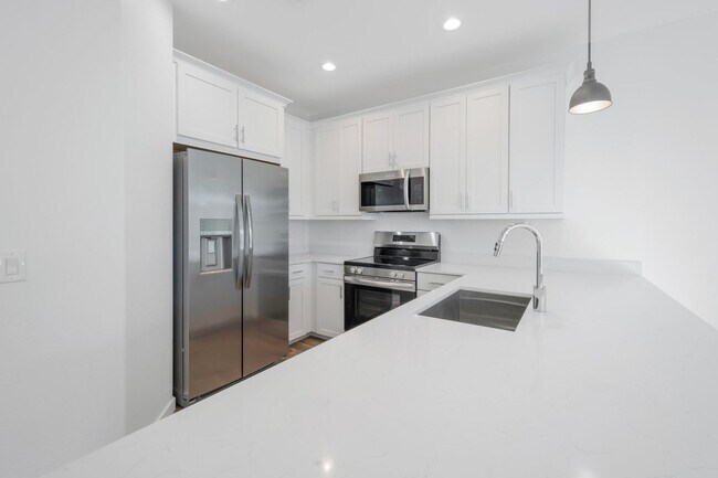 Building Photo - Like New Luxurious Modern 3 Bedroom 2 Bath...
