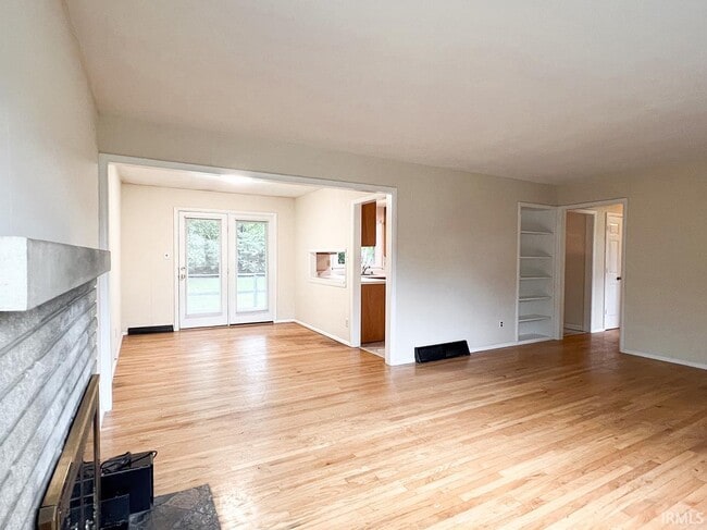 Building Photo - 2519 E 7th St