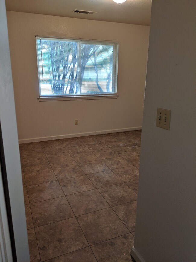 Building Photo - Four Bedroom Duplex in North Merced. Conve...