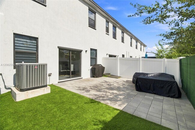 Building Photo - 20369 NW 5th Ct