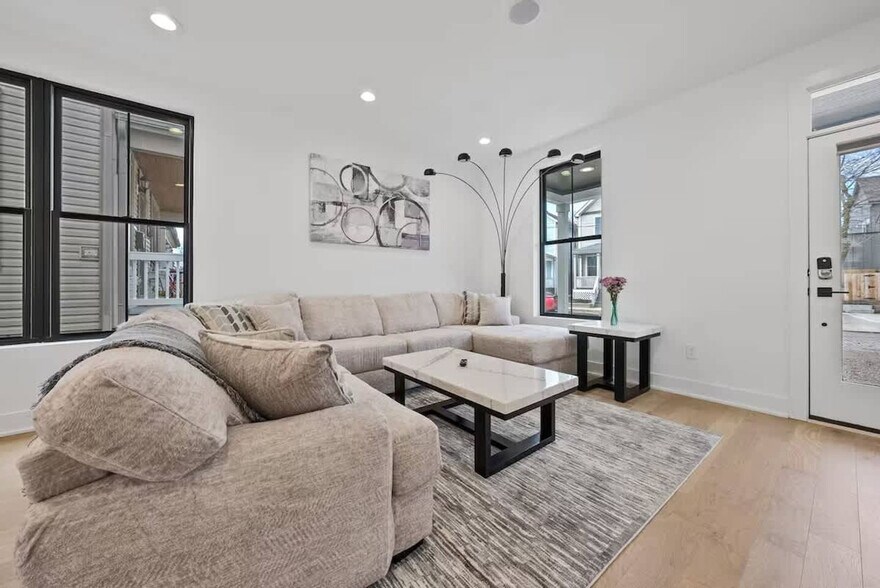 Primary Photo - 994 N 6th St