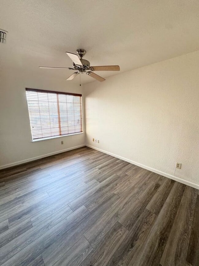 Building Photo - Freshly Painted 3 Bedroom + Loft in Desirable Elk Grove Neighborhood