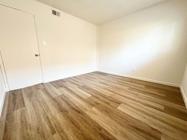 Building Photo - Beautiful First floor 3 bedroom Rose Park ...