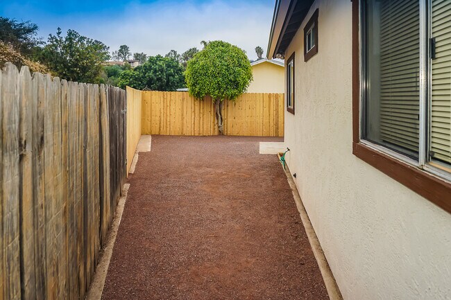 Building Photo - Detached home centrally located in Linda V...