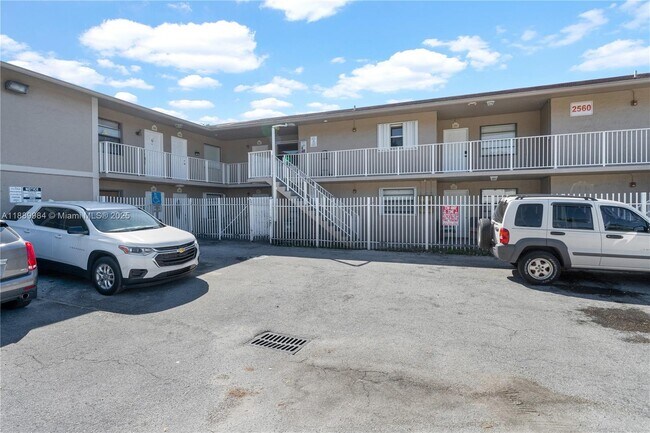 Building Photo - 2560 W 60th St