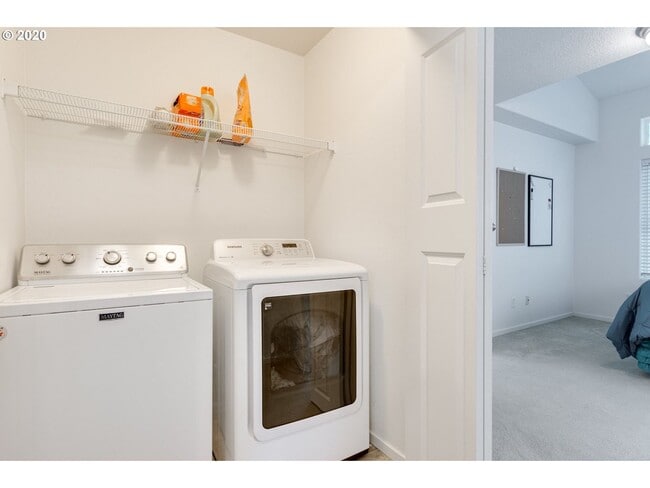 Building Photo - Amberglen Neighborhood 3 Bed 2.5 Bath Townhome w/ Garage, A/C, Washer & Dryer~ Convenient to ONPR...
