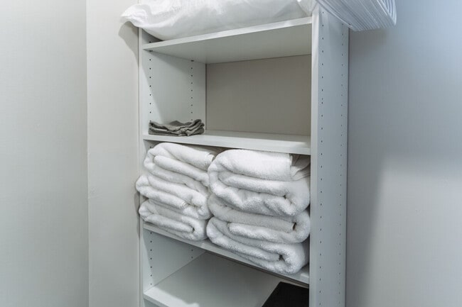 Building Photo - 99 W Circular St