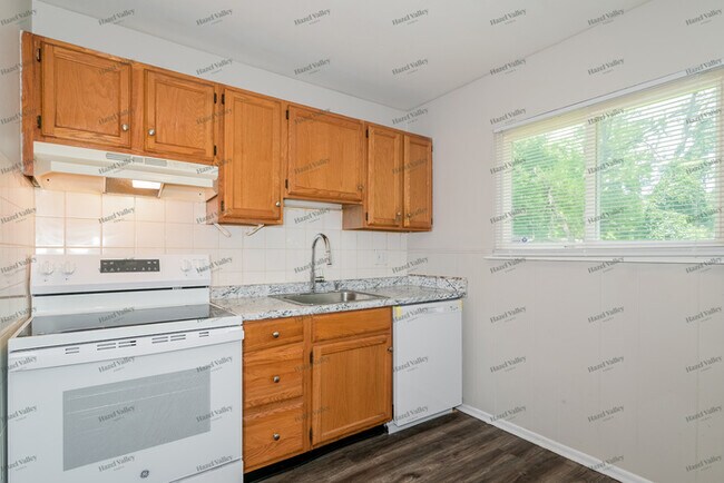 Building Photo - 205 Flora Dr