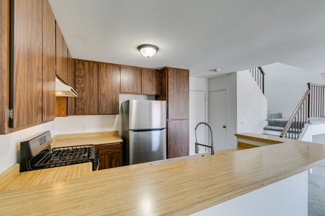 Building Photo - Double Primary Townhome with Spacious Backyard in 89115!