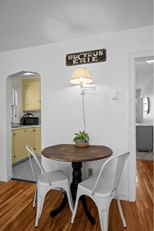 Building Photo - 801 E Lakeside Ave