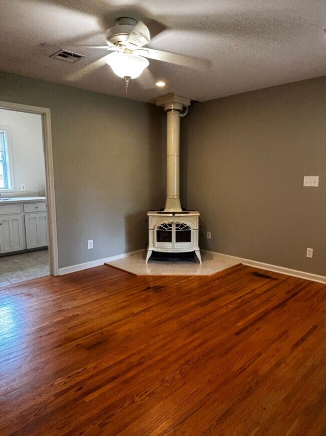 Building Photo - Brookside Charmer on secluded dead end street, just a 2 minute distance to restaurants, shopping ...