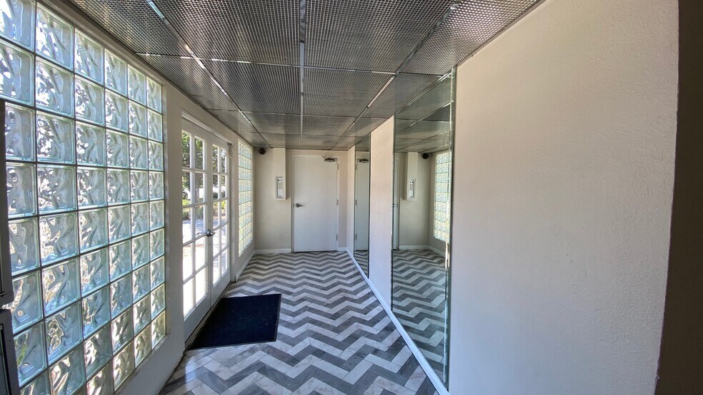 Building Photo - 14615 Burbank Blvd