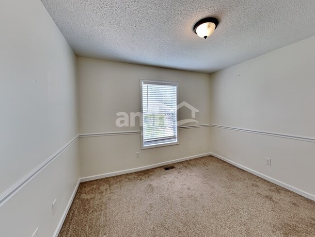 Building Photo - 502 Silver Maple Ln
