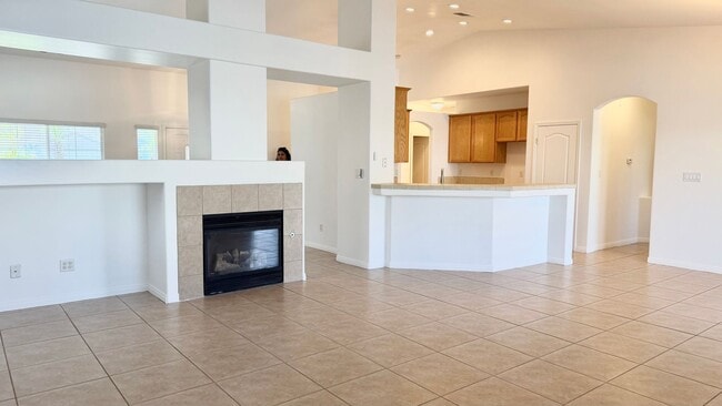 Building Photo - STUNNING POOL HOME IN SOUTHWEST BAKERSFIELD