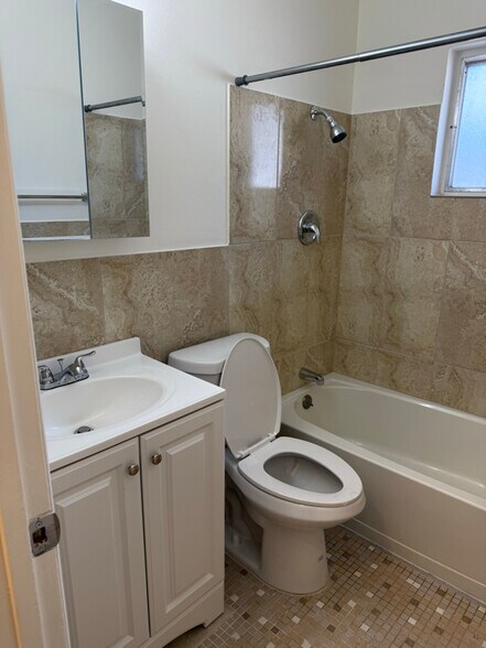 Building Photo - 323 N Lochview Terrace