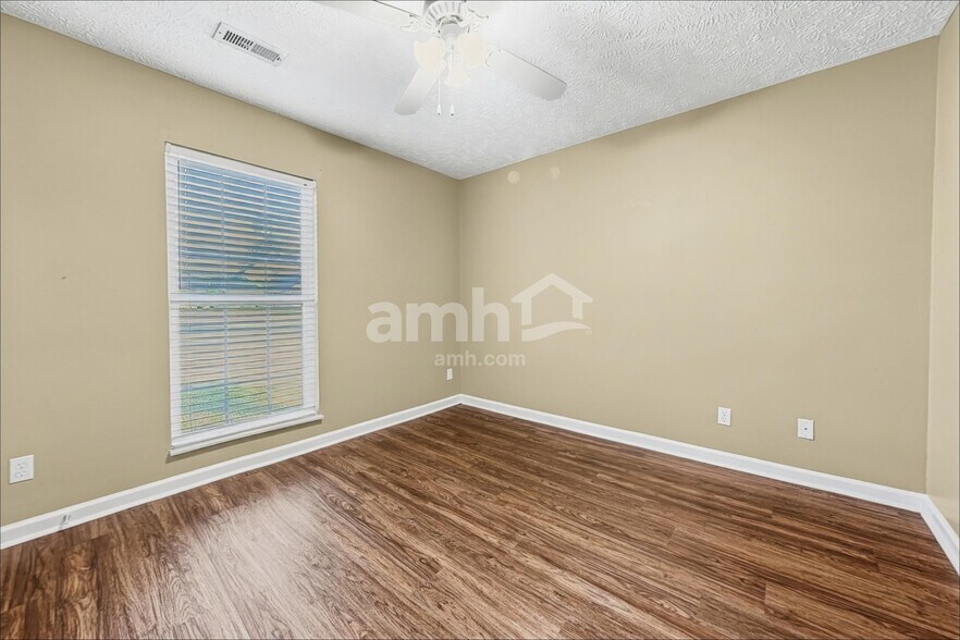 Building Photo - 1423 Newbury Ln