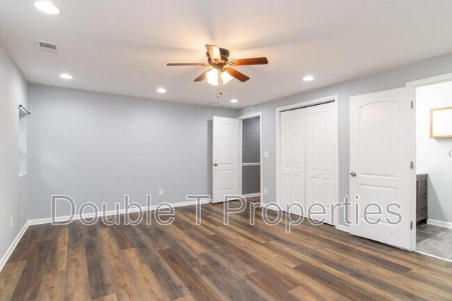 Building Photo - 3405 Pebble Dr