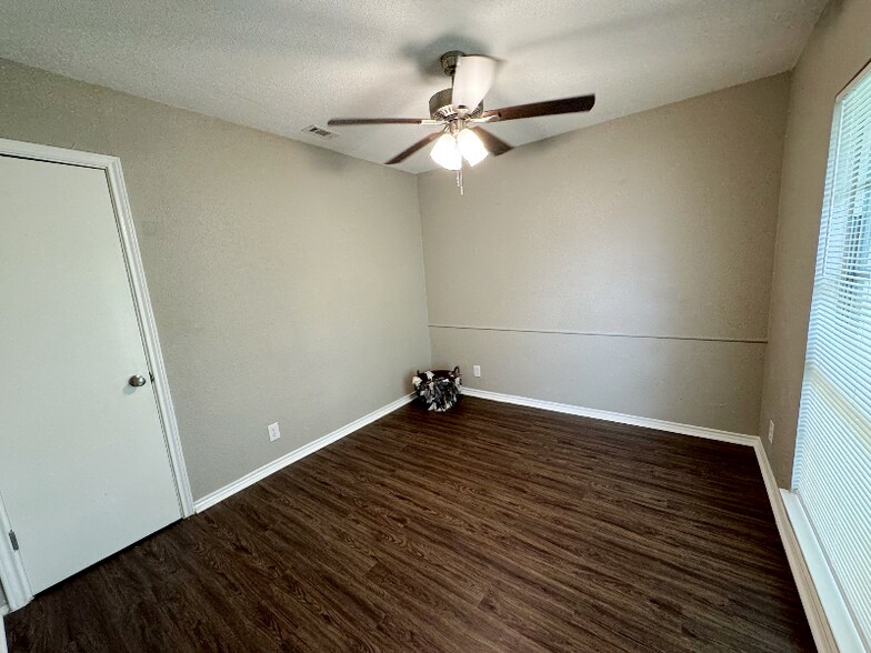 Building Photo - 8739 Glen Bluff