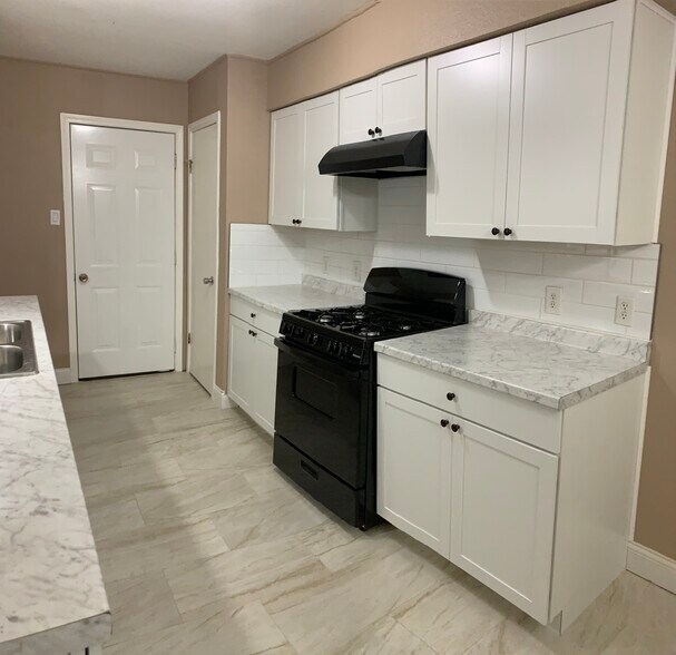Kitchen - 1505 Packsaddle Ln