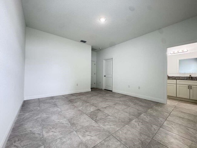 Building Photo - 6142 SW 154th Place Rd