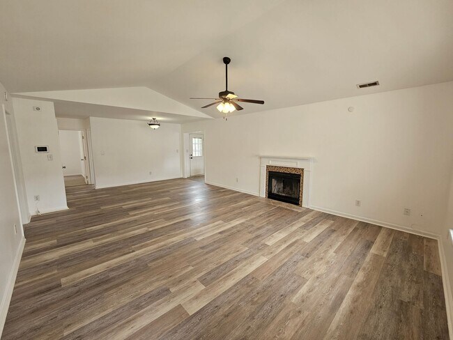 Building Photo - Renovated 4 Bedroom Home!