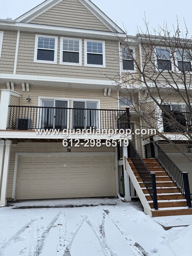 Building Photo - Townhouse in The Lakes of Blaine Available Now, New Appliances & Carpet, Bonus Room, Balcony