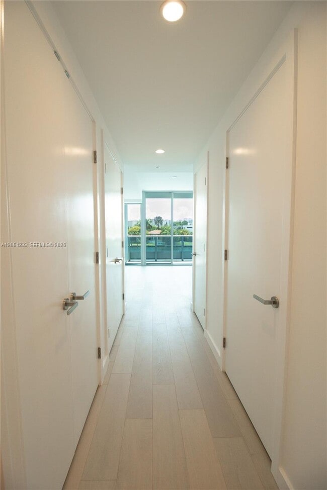Building Photo - 9221 E Bay Harbor Dr
