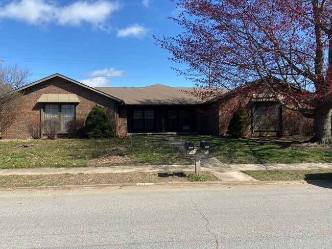 Primary Photo - Spacious Duplex near Medical Mile