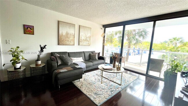 Building Photo - 3701 N Country Club Dr