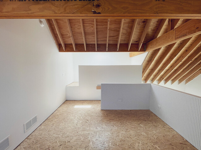 Building Photo - 2129 N Kimball Ave