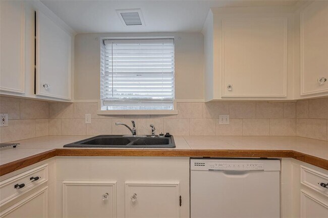 Building Photo - 605 Sorrento Dr