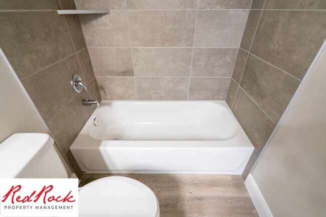 Building Photo - 4 Bedroom, 2.5 Bathroom Townhome in Hurric...