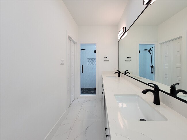 Building Photo - 5019 Creekmont Dr