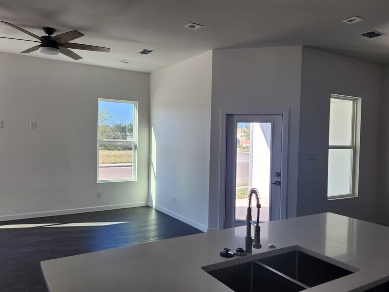 Building Photo - 2716 Kerria Ave